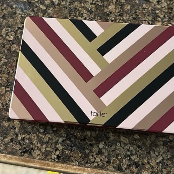 Tarte glamour palette includes 18 shades - Picture 4 of 4